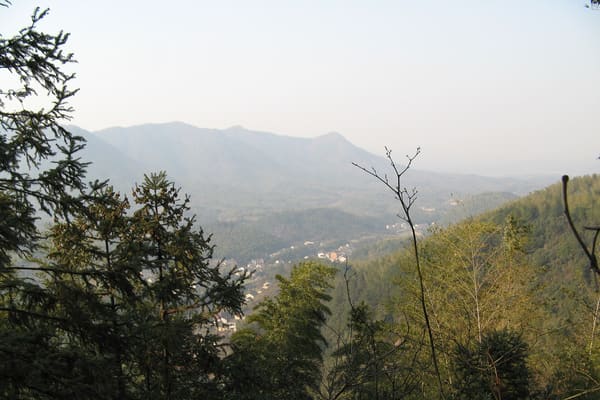 秋日山区,层林渐染。